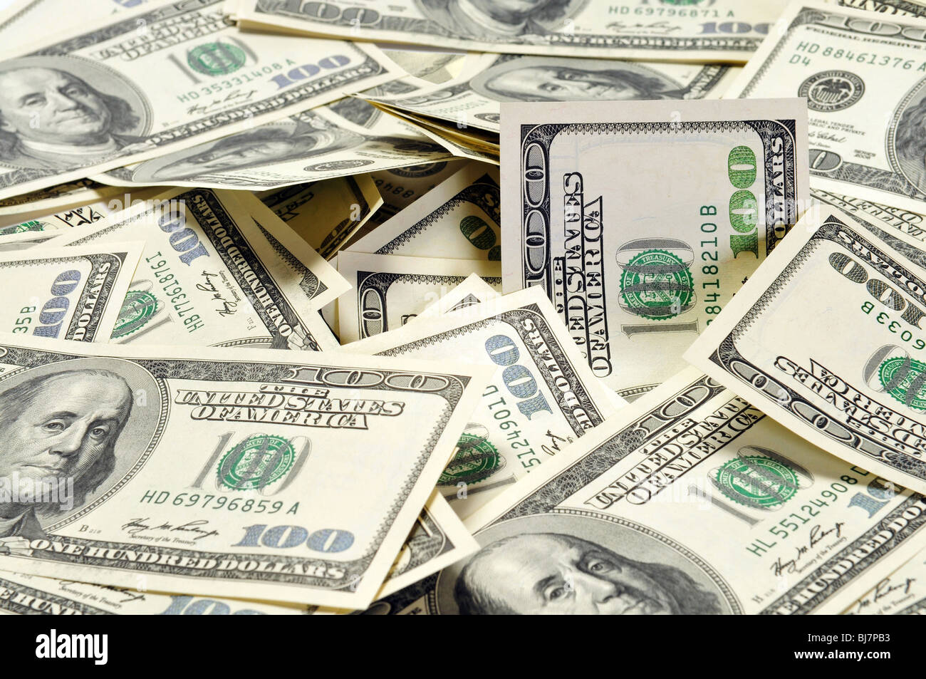 Haufen von US-Dollar als Hintergrund angeordnet Stockfoto