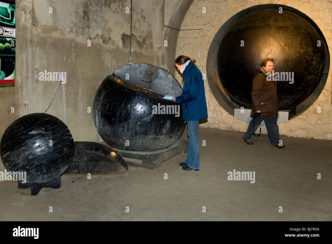 Touristen sehen Museumsausstellung von Reinigungskugeln verwendet, um Paris Kanalisation Tunnel zu reinigen, indem man das Wasser vor dem Ball. Stockfoto