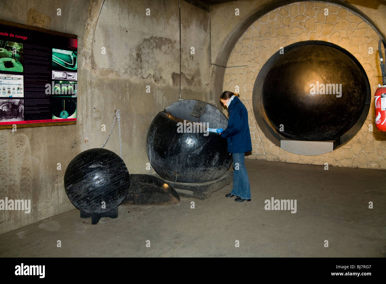 Touristen sehen Museumsausstellung von Reinigungskugeln verwendet, um Paris Kanalisation Tunnel zu reinigen, indem man das Wasser vor dem Ball. Stockfoto