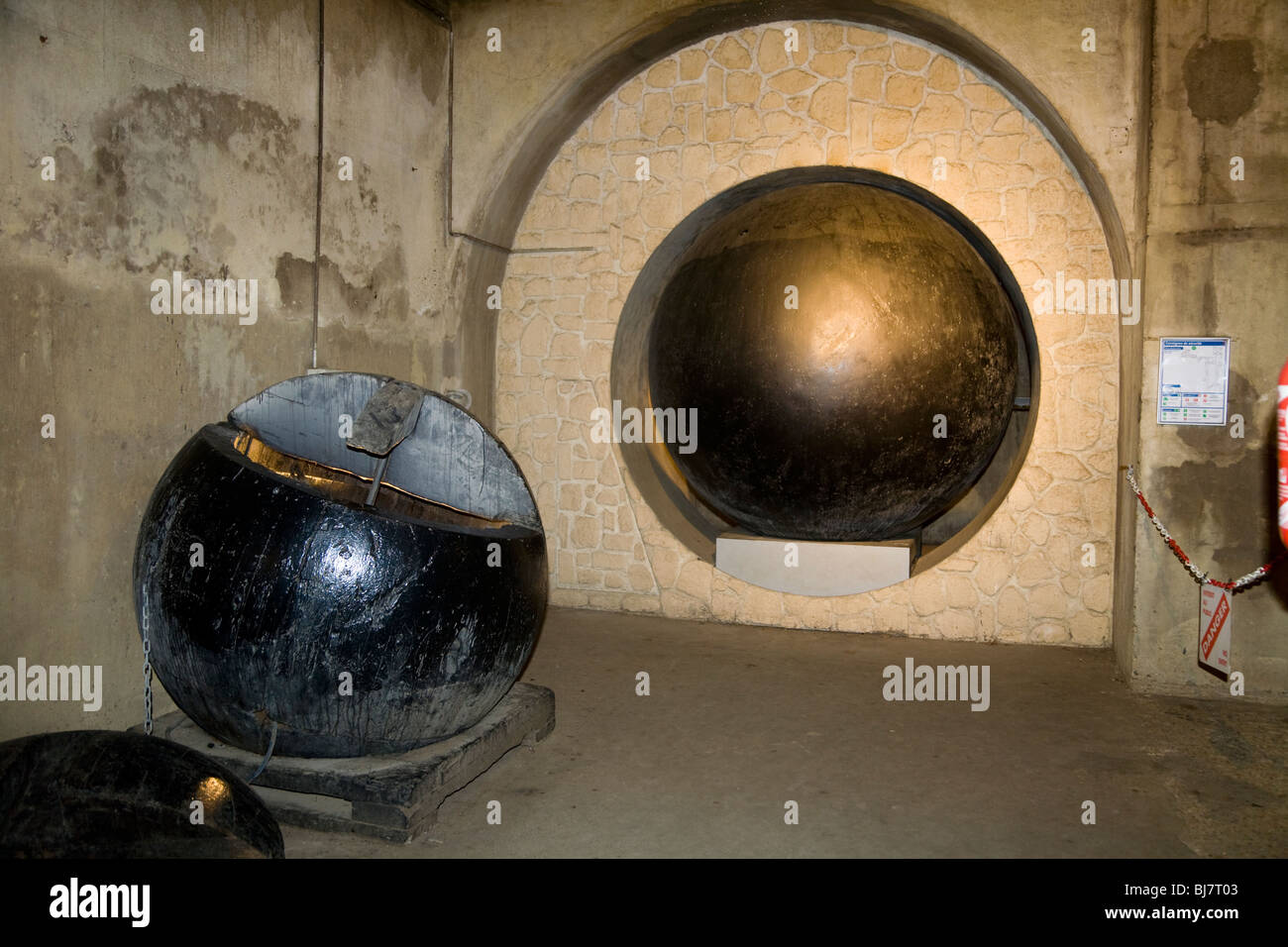 Museumsausstellung von Reinigungskugeln verwendet um Egouts De Paris Kanalisation Tunnel zu reinigen, indem man das Wasser vor dem Ball. Frankreich. Stockfoto
