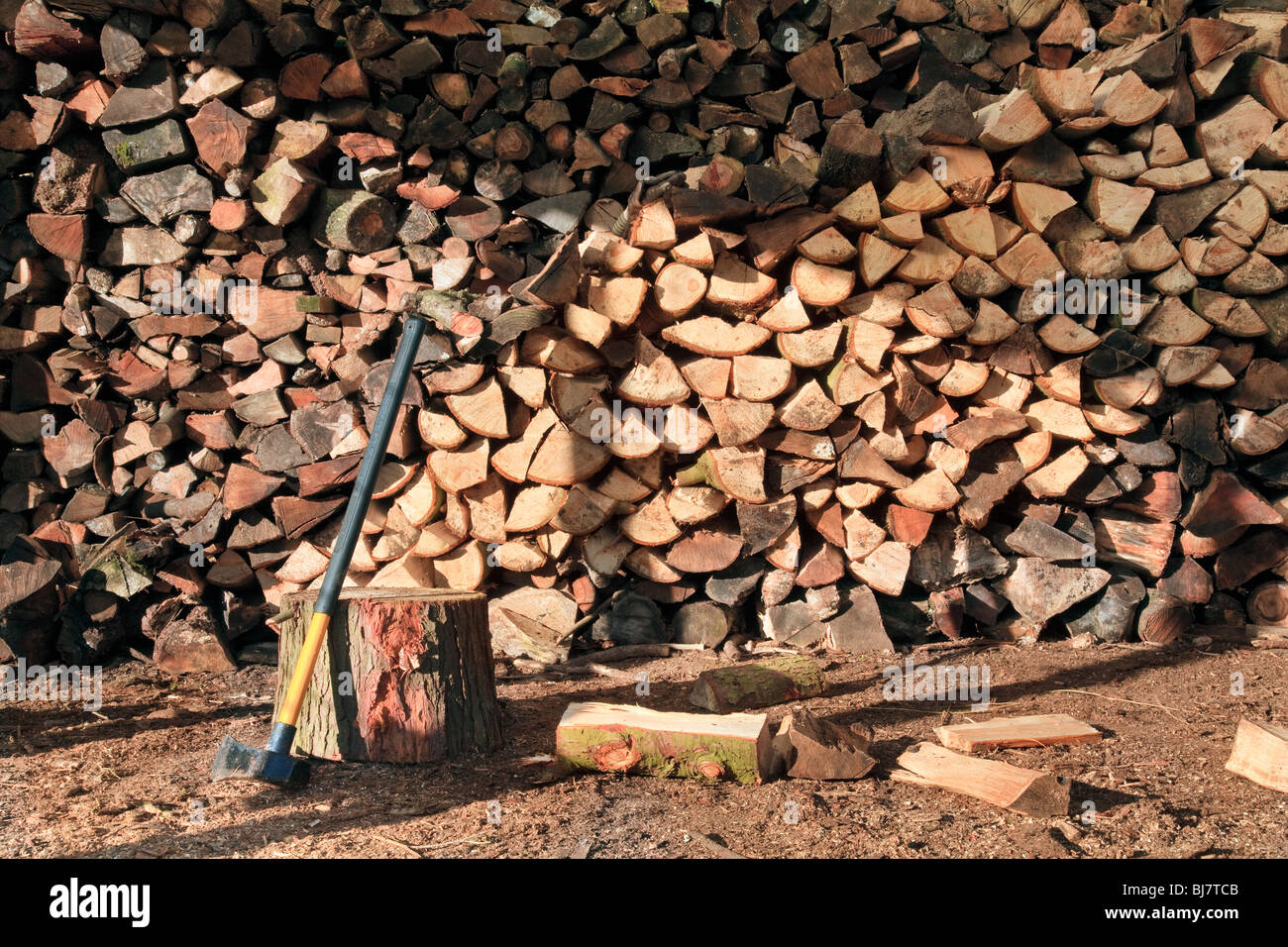 Ein Haufen von Protokollen für Brennholz Stockfoto