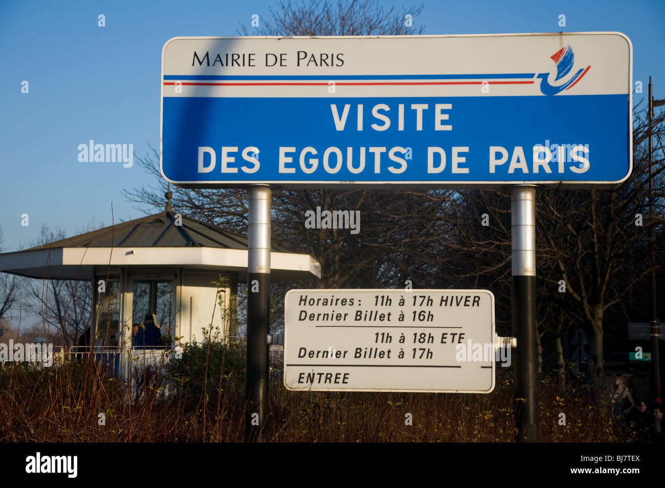 Schild über dem Eingang der Tourist Tour der Kanalisation Paris-Visite Des Egouts De Paris / Kanalisation Museumsbesuch in Paris, Frankreich. Stockfoto
