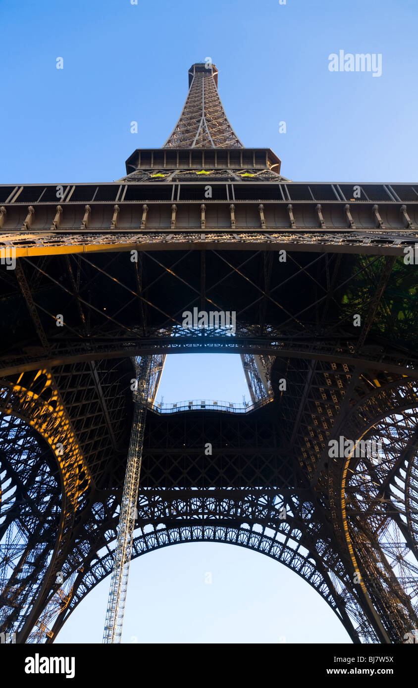 Der Eiffelturm von unten / unter, in der Dämmerung zu sehen. Paris. Frankreich. Stockfoto