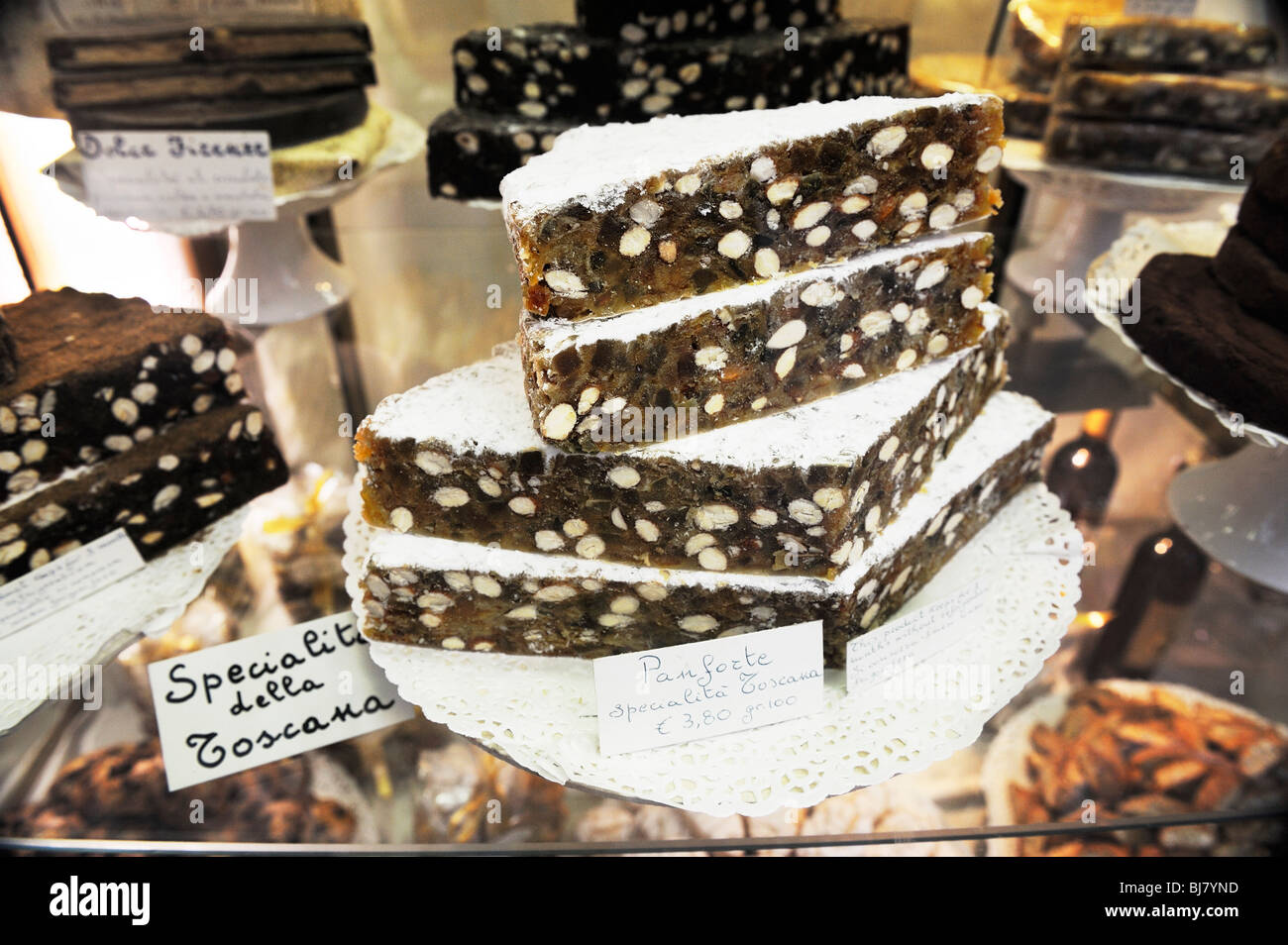 Panforte. Traditionelle italienische Obst- und Nuss Dessert Kuchen essen Spezialität. Feinkost Lebensmittel Shop Fenster Anzeige, Toskana, Italien Stockfoto