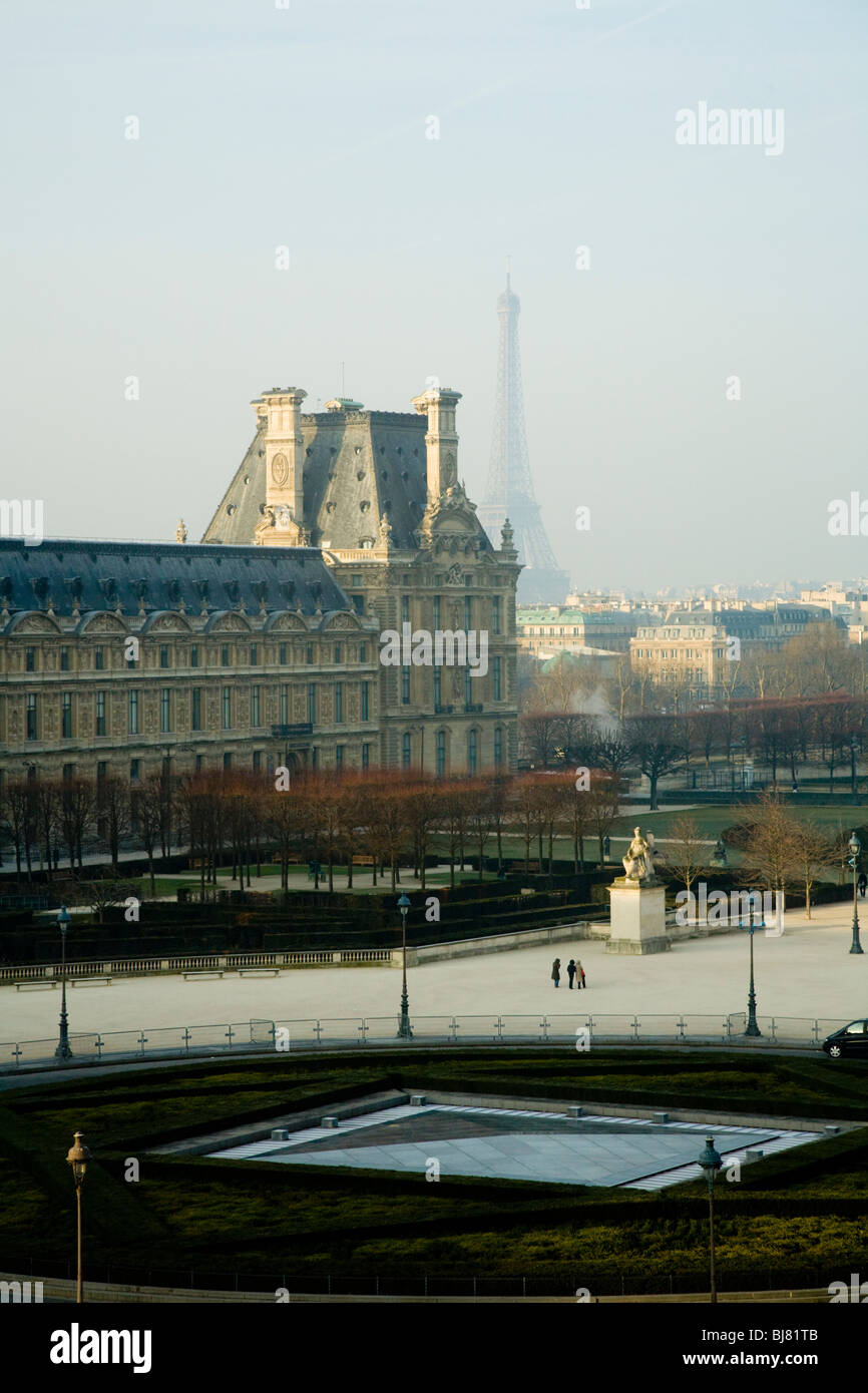 Den Eiffelturm über den Kopf nach unten Pyramide & Open-Air Innenhof des Louvre Museums / Musée / Palais du Louvre. Paris, Frankreich. Stockfoto