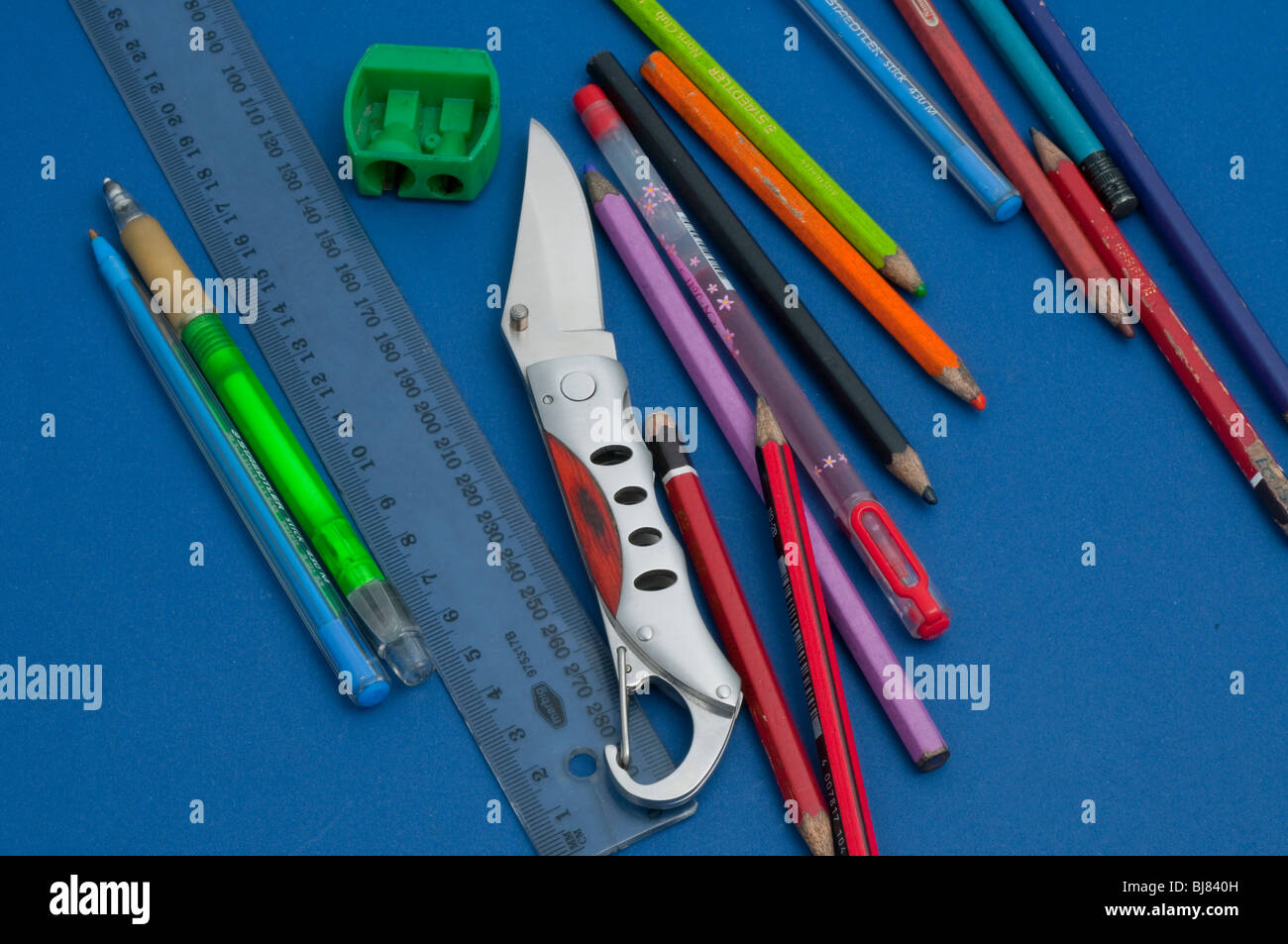 Messer unter Schule Bleistifte und Ausrüstung Stockfoto