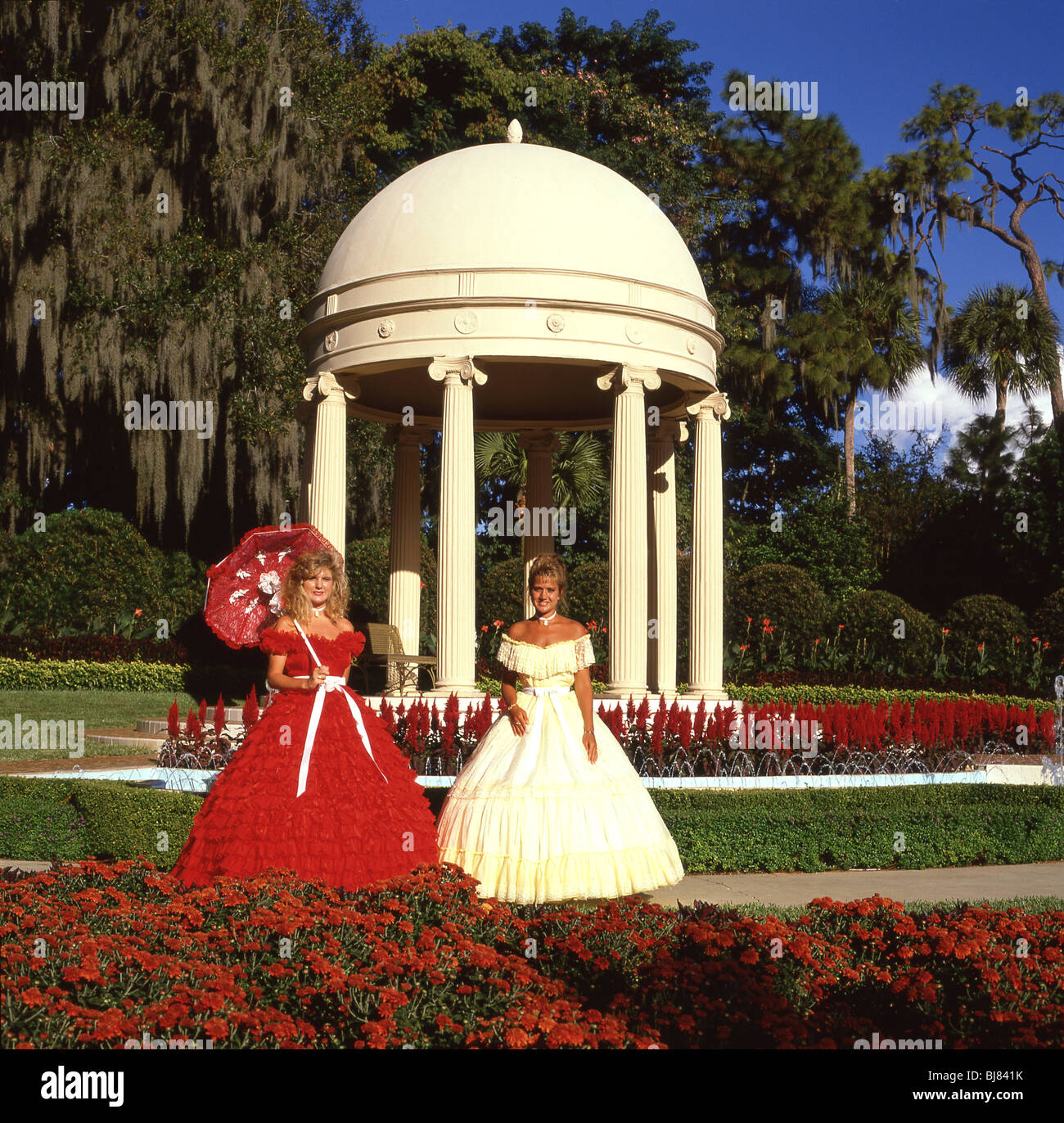 Southern Belles in Gärten, Freizeitpark Cypress Gardens, in der Nähe von Winter Haven, Florida, Vereinigte Staaten von Amerika (jetzt geschlossen) Stockfoto
