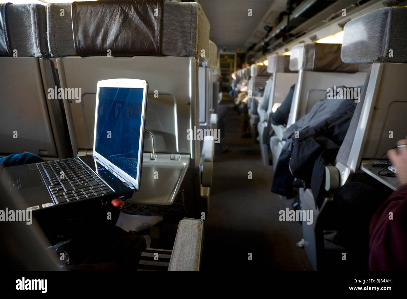 Ein Laptop in einem Zug Wagen auf den Service der Eurostar nach London von Paris durch den Eurotunnel. Stockfoto