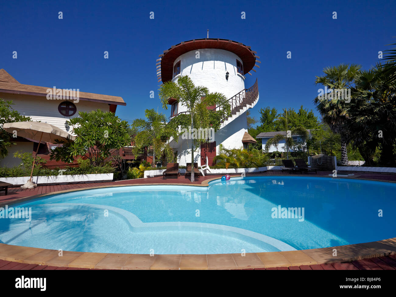 Ungewöhnliches rundes Haus außen. Rotunde Touristenanlage mit großem Outdoor Swimmingpool. Thailand S. E. Asien Stockfoto