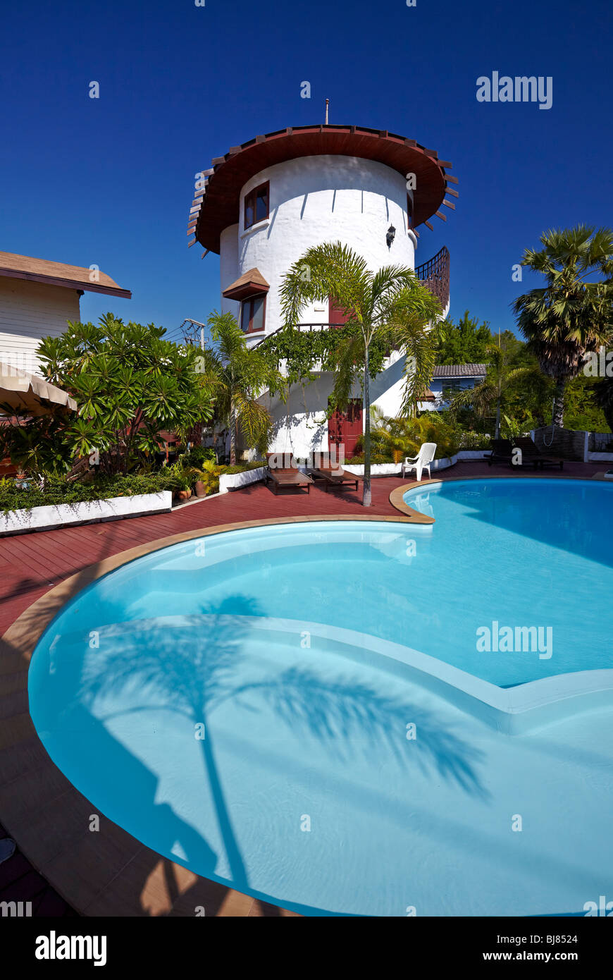 Ungewöhnliches rundes Haus außen. Rotunde Touristenanlage mit großem Outdoor Swimmingpool. Thailand S. E. Asien Stockfoto