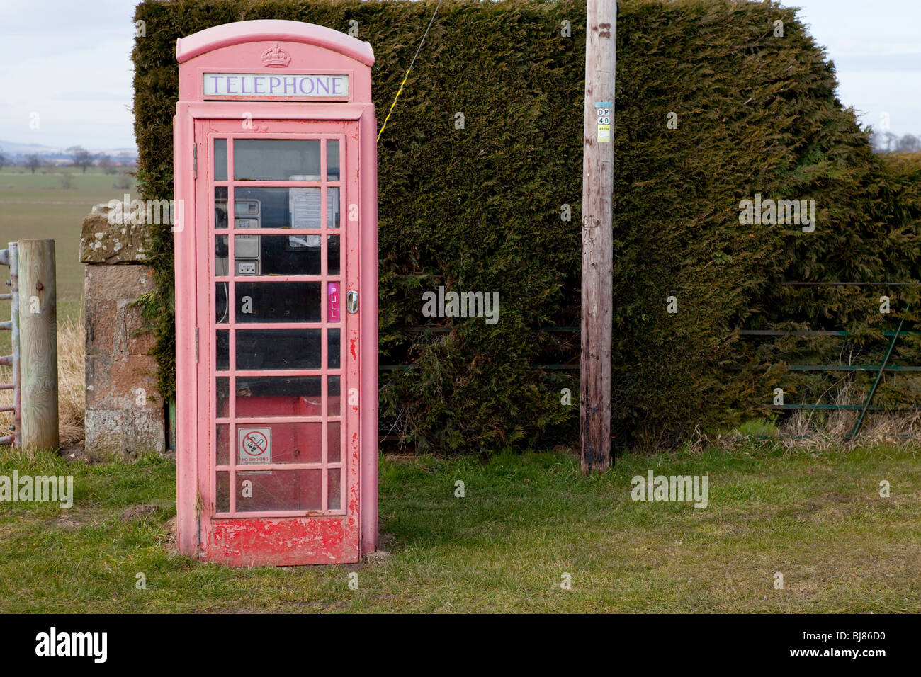 Eine verblasste rote ländlichen Telefonzelle Stockfoto