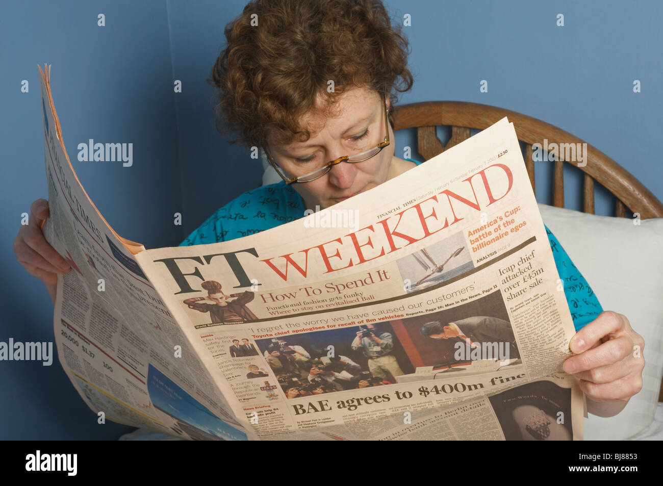 Frau in der Financial Times zu lesen Wulst weekend edition Stockfoto