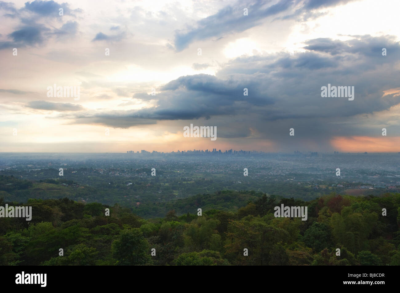Gewitterwolken über Stadt; Manila; Philippinen Stockfoto