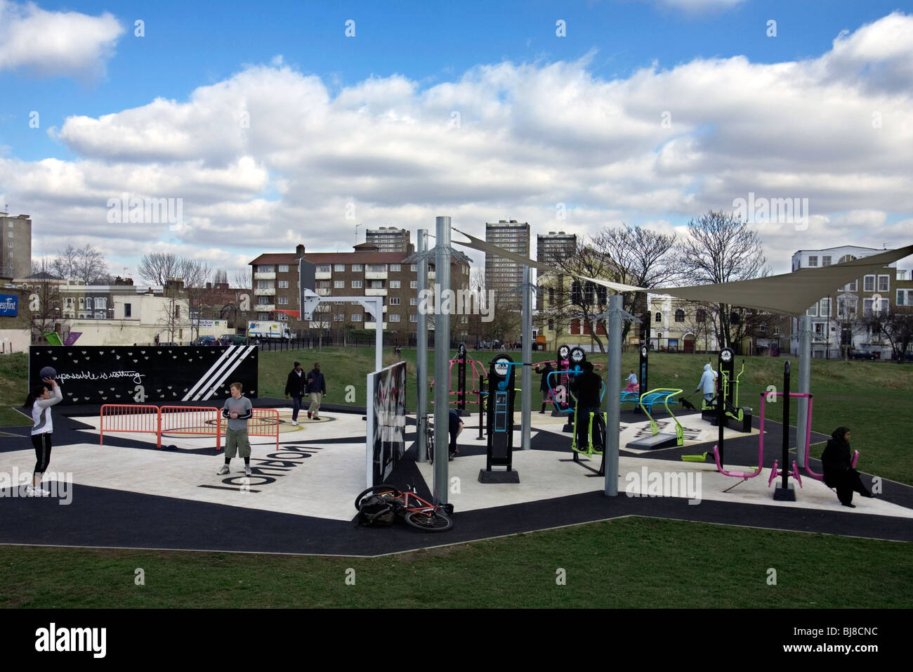 ein Outdoor-Fitness-Studio in Mile End Park, london Stockfoto