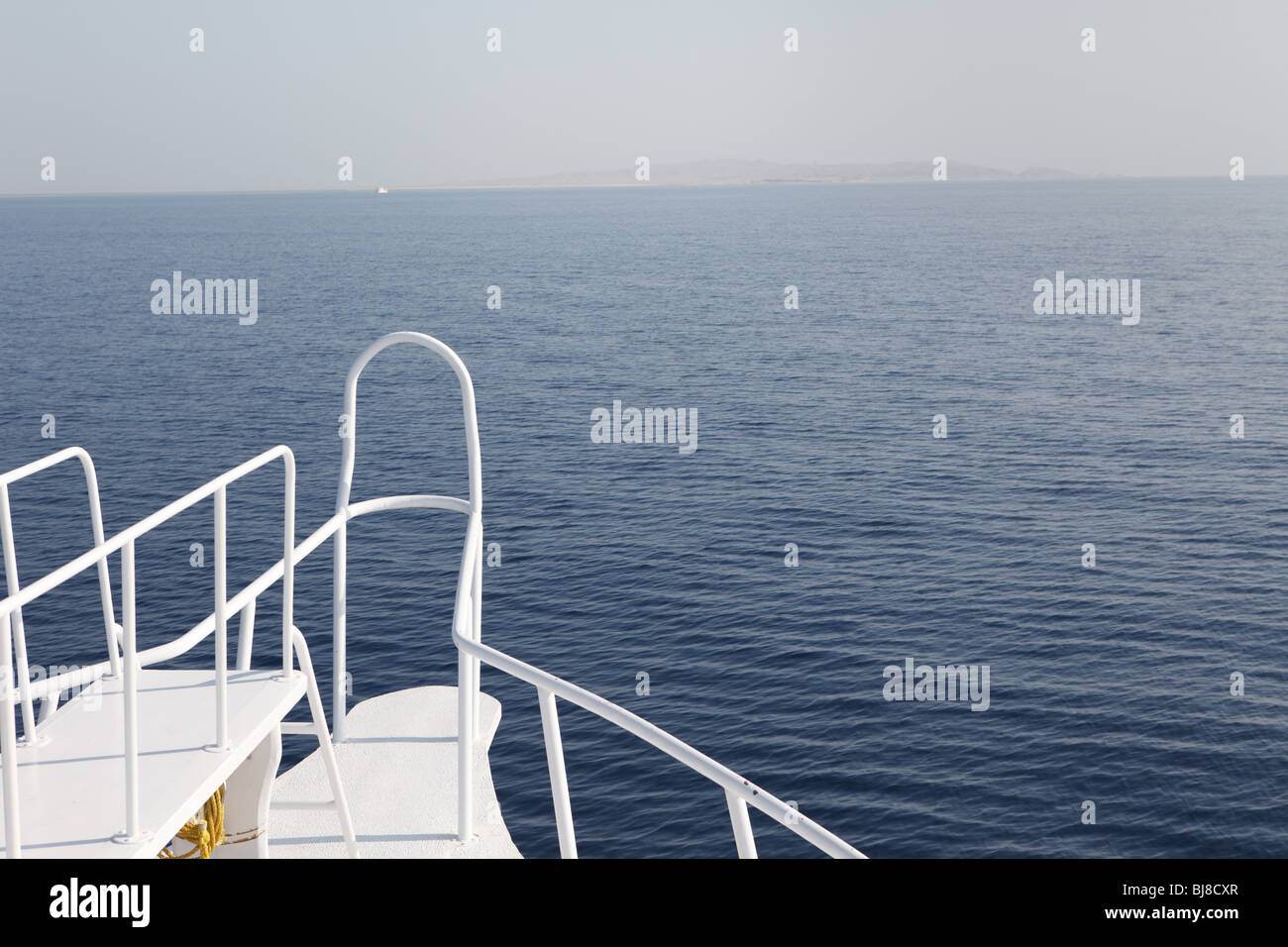 Boot-Front im flachen Wasser, zu Lande, in der Ferne sehen Stockfoto