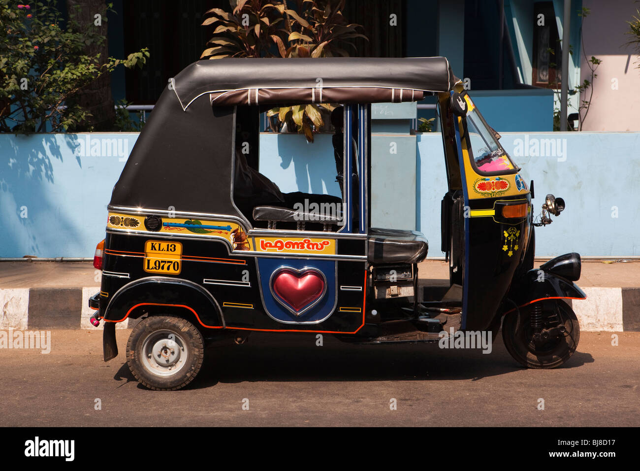 Indien, Kerala, Mahe (Pondicherry) Unionsterritorium, Transport, gepflegte Autorikscha am Straßenrand geparkt Stockfoto