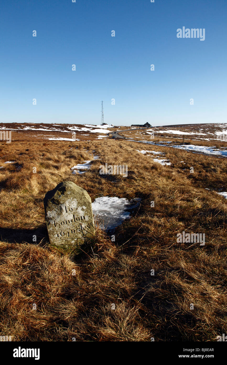 Leuchtende Tor im Schnee, Cat and Fiddle, Peak-District-Nationalpark, Derbyshire/Cheshire Grenze, UK. Stockfoto