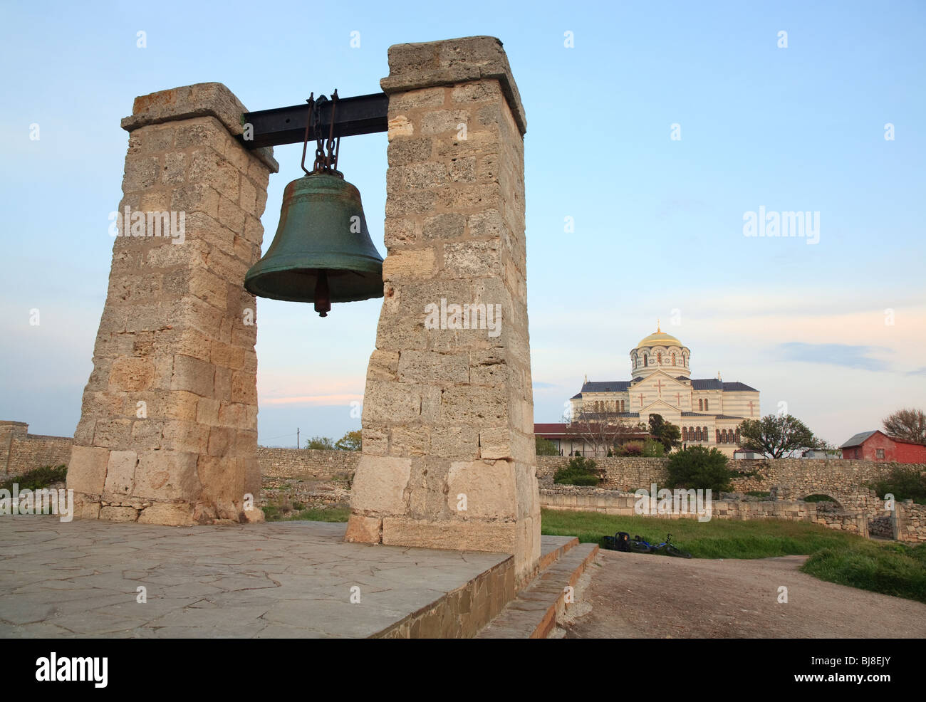 Am Abend der Glocke von Chersones (alte Stadt) und St Vladimirs Kathedrale (Sewastopol, Krim, Ukraine) Stockfoto