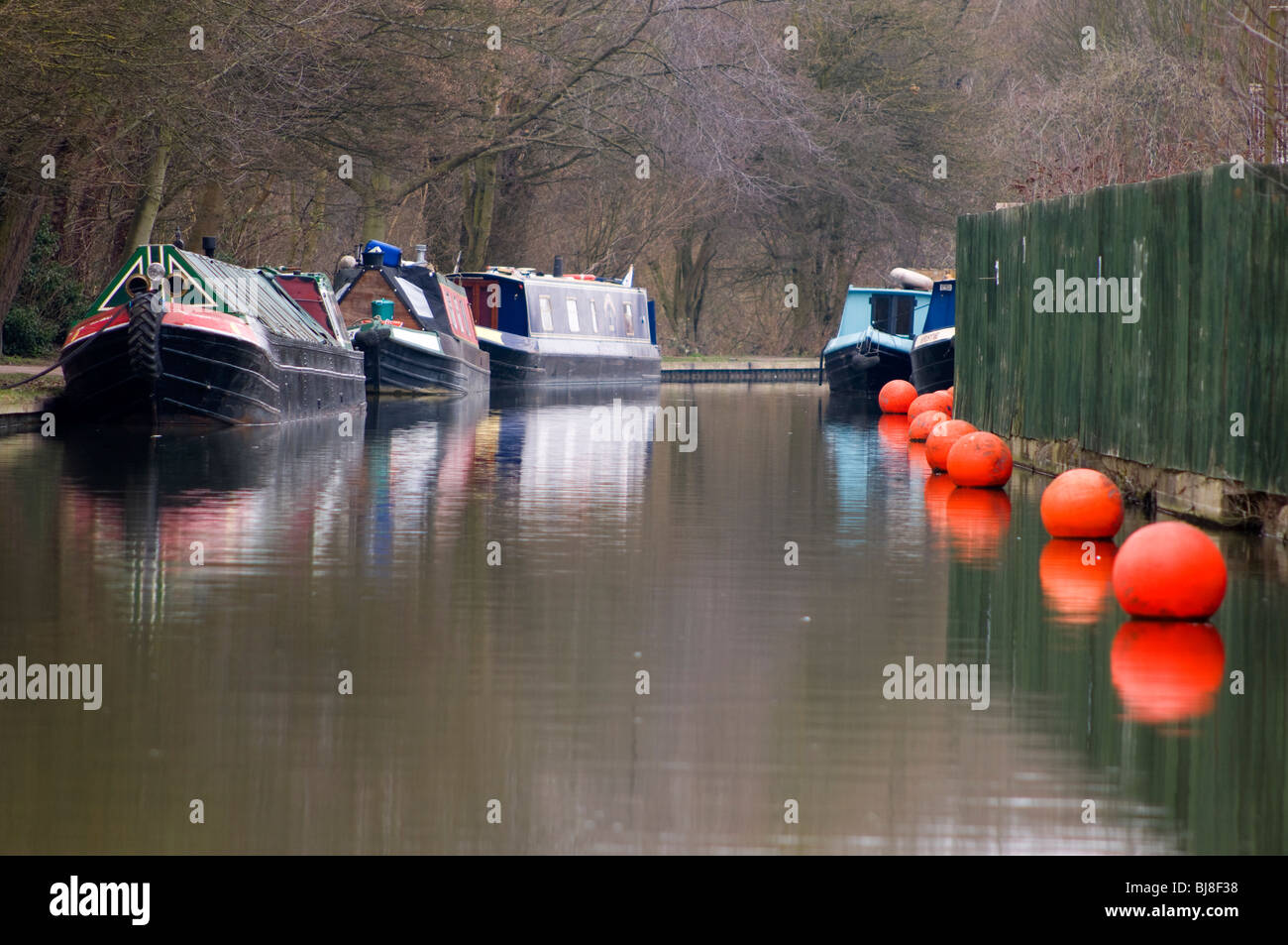 Narrowboats vertäut am Oxford-Kanal an der Oxford Canal Endstation in der Themse bei Isis Lock. Stockfoto