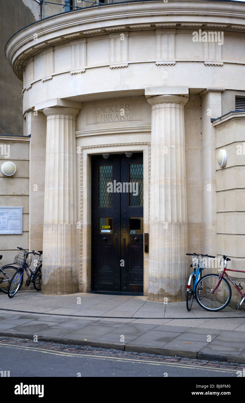 Th Sackler Library auf St. John's Street Oxford mit Fahrrädern Stockfoto