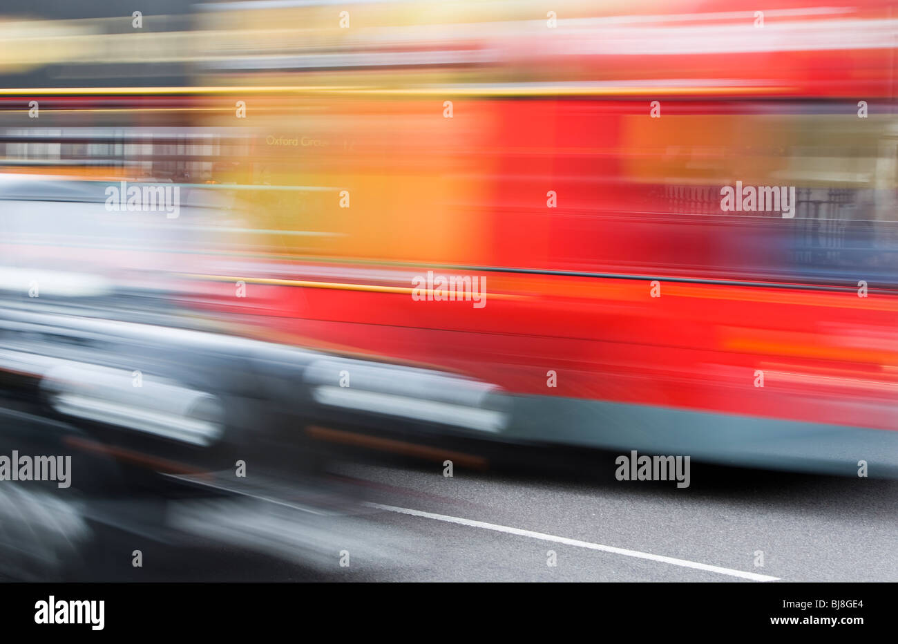 Taxi und Red Double Decker Bus fahren Down Street in London, verschwommen Bewegung, Transport Transport schwarz rote Stadtverkehr Stockfoto