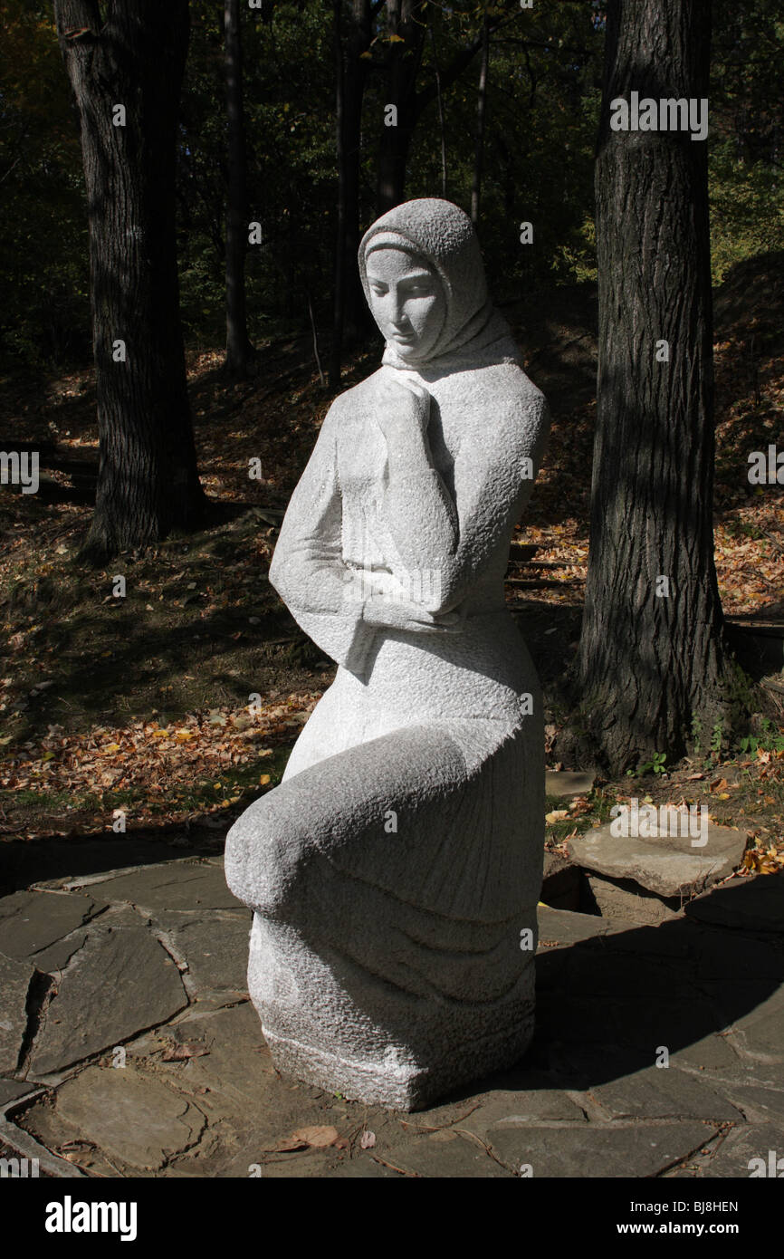 Stein-Skulptur der russischen Frauen im Park in der Nähe der russischen Kirche, Shipka Pass, Bulgarien Stockfoto
