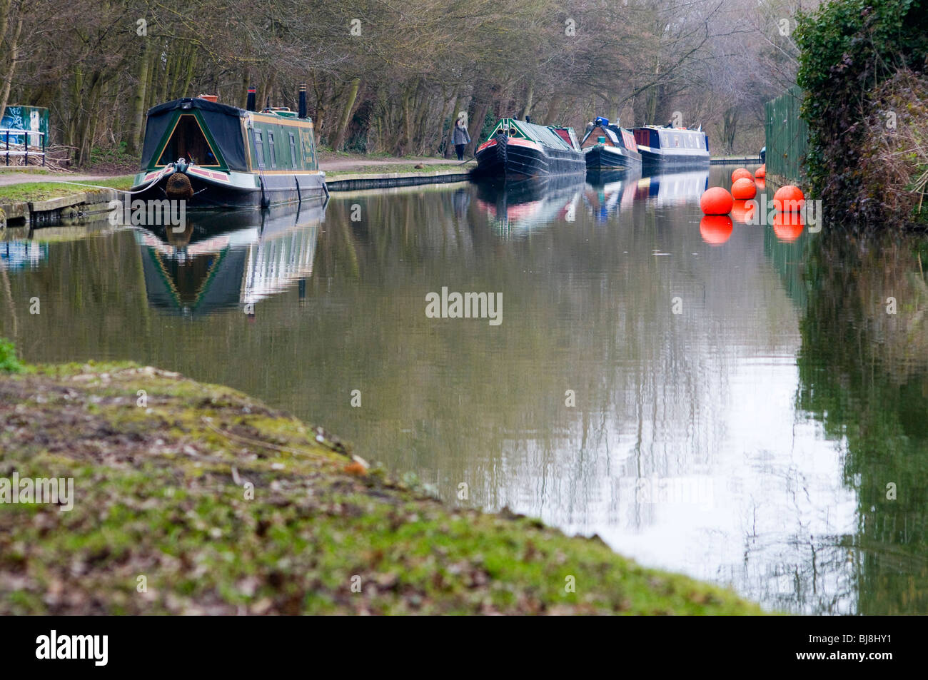 Narrowboats vertäut am Oxford-Kanal an der Oxford Canal Endstation in der Themse bei Isis Lock. Stockfoto