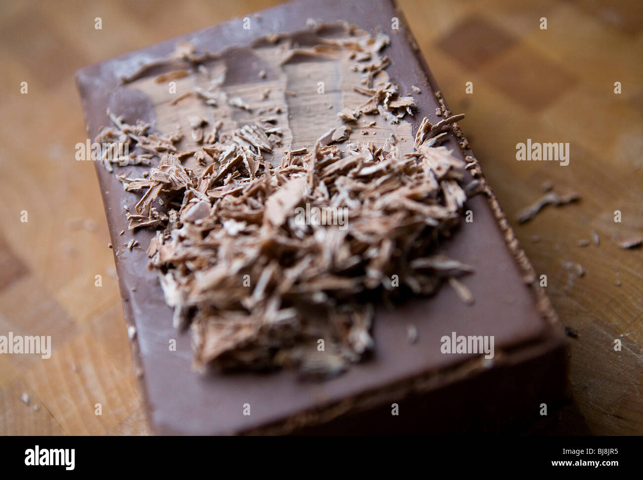 Ein Block von Milchschokolade und Vollmilch-Schokolade Späne. Stockfoto