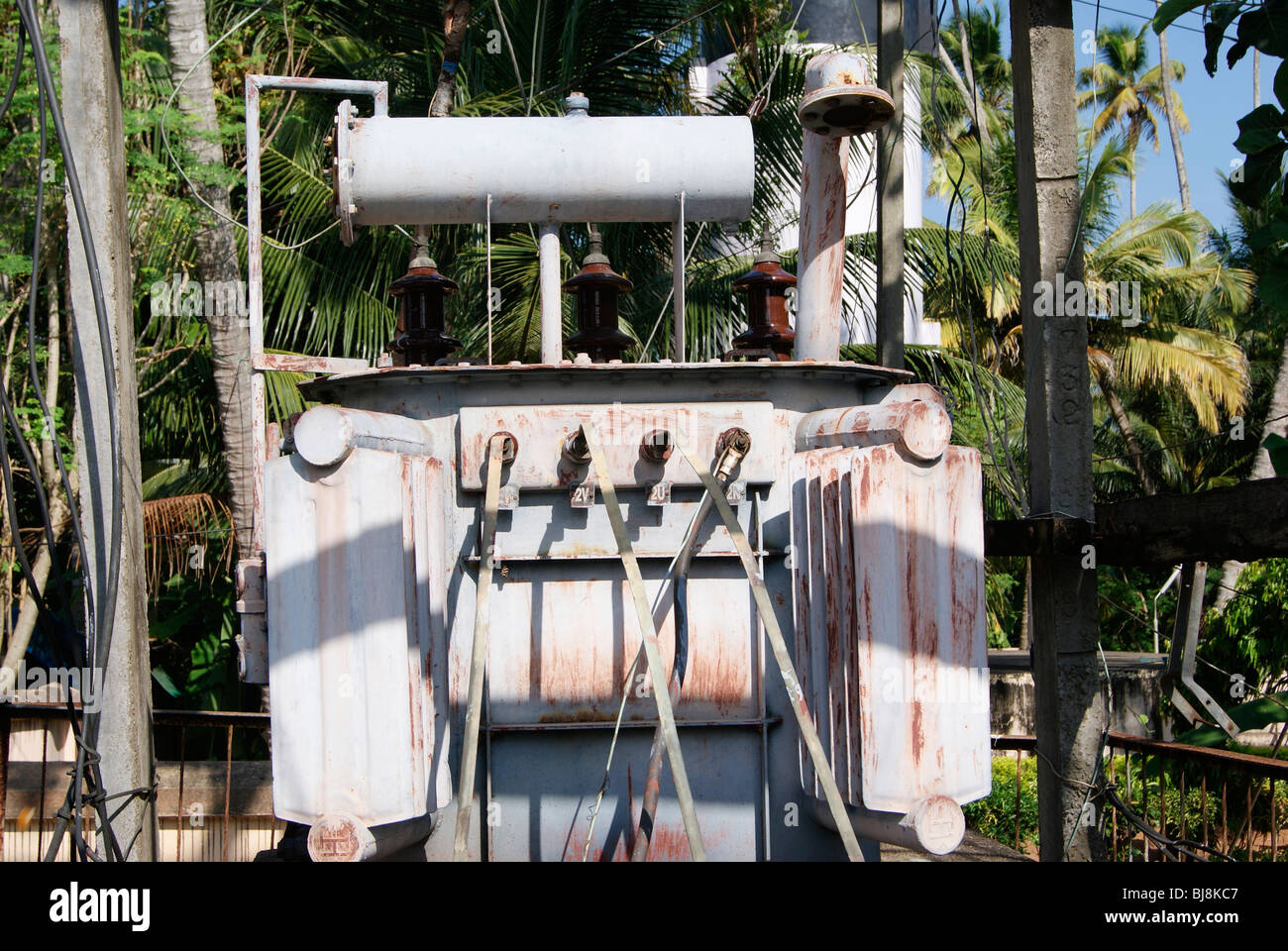 Gefährlichen alten Step-up Transformator befindet sich im öffentlichen Bereich in Indien für die Verteilung von Elektrizität in ländlichen Dorf Bereiche Stockfoto