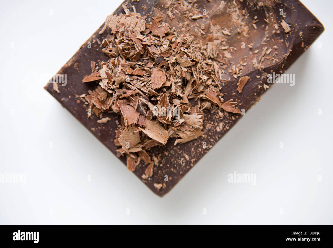Ein Block von dunkler Schokolade und dunkle Schokolade Späne. Stockfoto