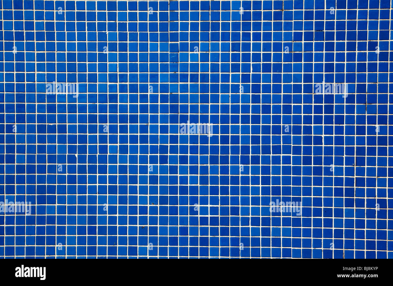 blaue Mosaik-Fliesen an der Wand Stockfoto