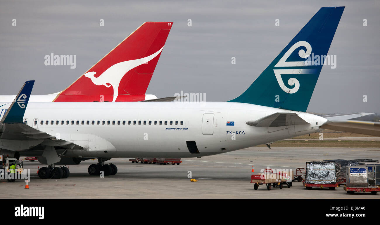 Heckflossen von Air New Zealand und Qantas Flugzeug Stockfoto
