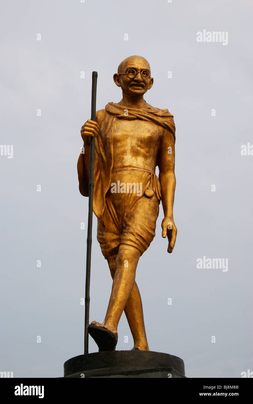 Mahatma Gandhi (Mahatma Gandhi) (Mohandas Karamchand Gandhi) Denkmal Statue in Kerala, Indien am Kollam Strand gelegen Stockfoto