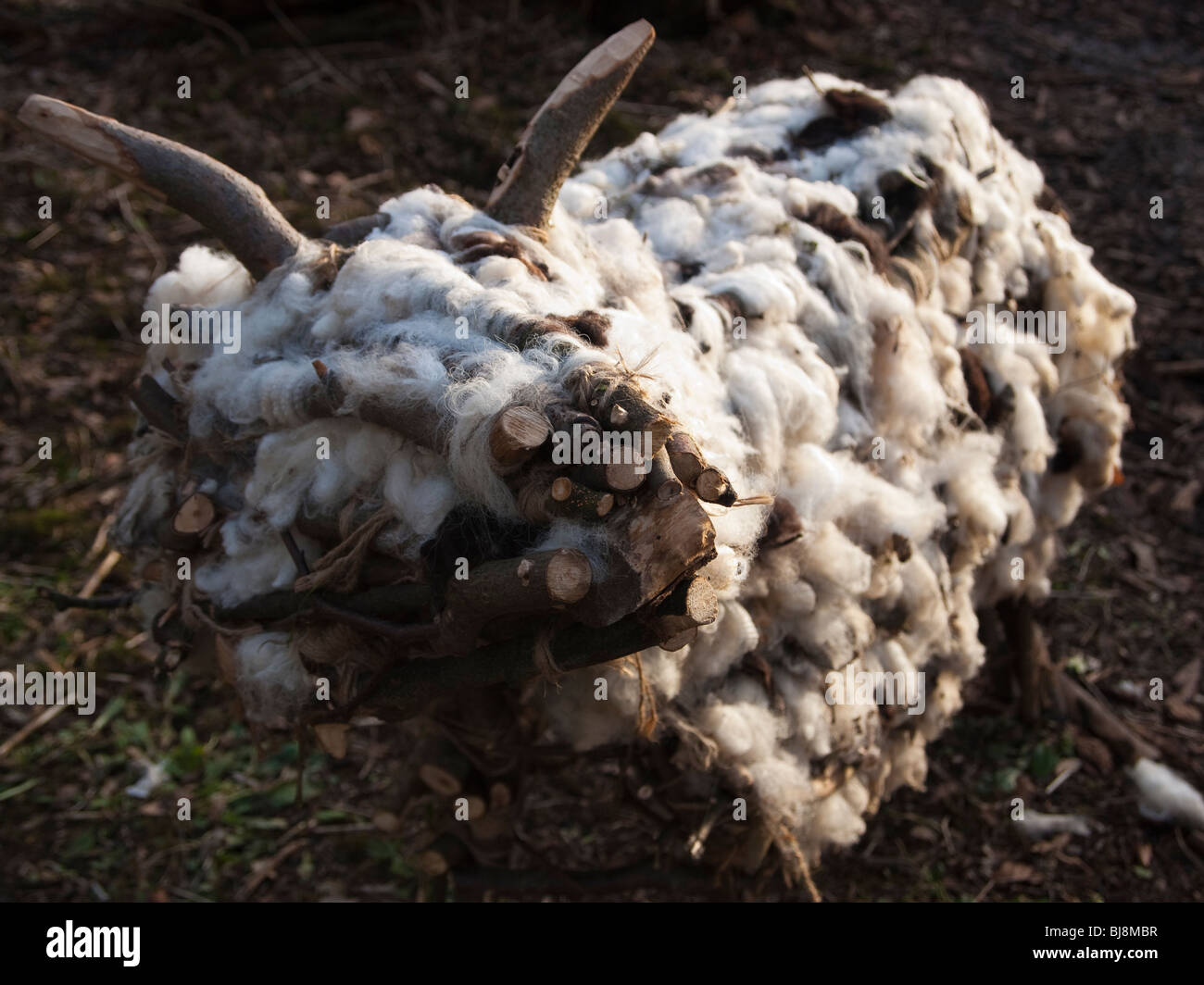 Woodland-Skulptur eines Schafes auf Cambo in Fife, Schottland Stockfoto