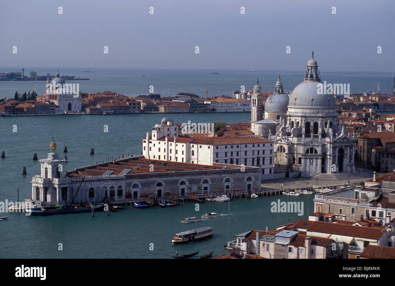 Magisterial Kirche Santa Maria della Salute steigt auf Dorsoduro, Venedig sechs Sestieri oder Bezirke. Stockfoto