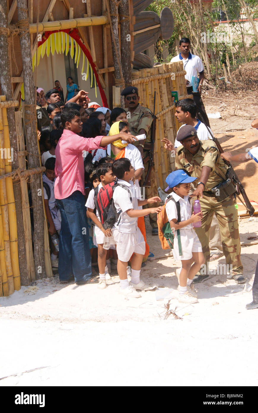 Indische Soldaten prüfen auch kleine Schuljungen für die strengen Sicherheitsvorkehrungen VIP einschließlich Premierminister und Präsident von Indien Stockfoto