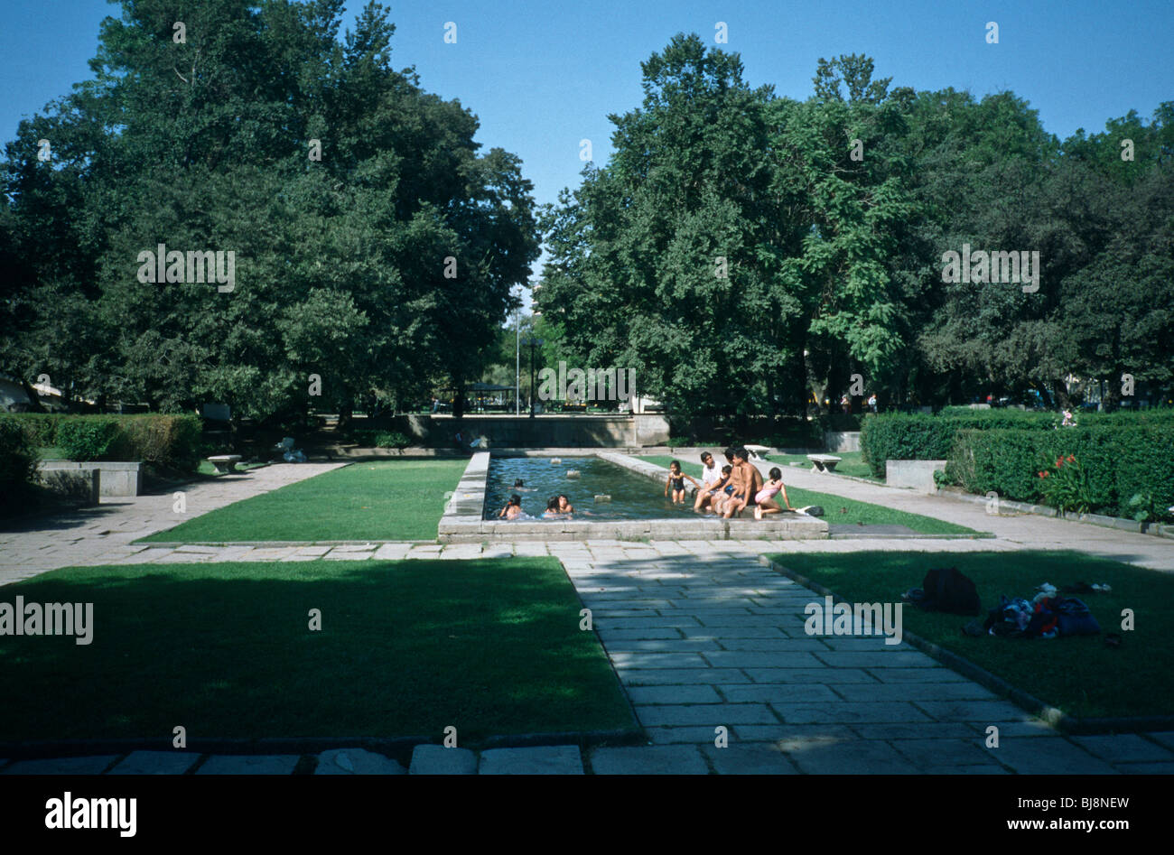 Santiago, Chile. Ein Becken in den Parque Forestal, verwendet in der Höhe des Sommers als einen erfrischenden Swimmingpool. Stockfoto