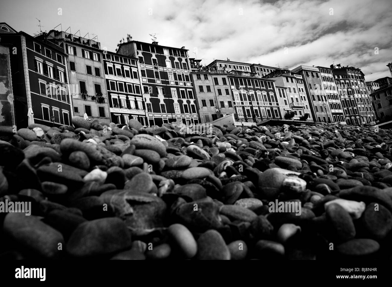 Italien, Ligurien. Camogli. Strand mit Steinen Stockfoto