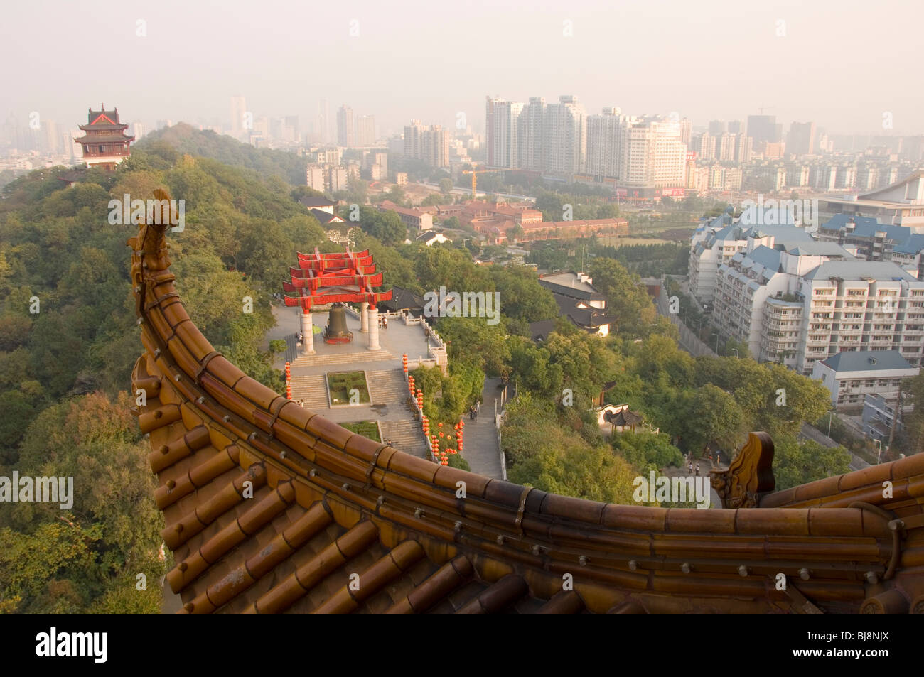 Blick vom gelben Kran Turm auf Schlange Hügel. Wuhan, Provinz Hubei, China Stockfoto