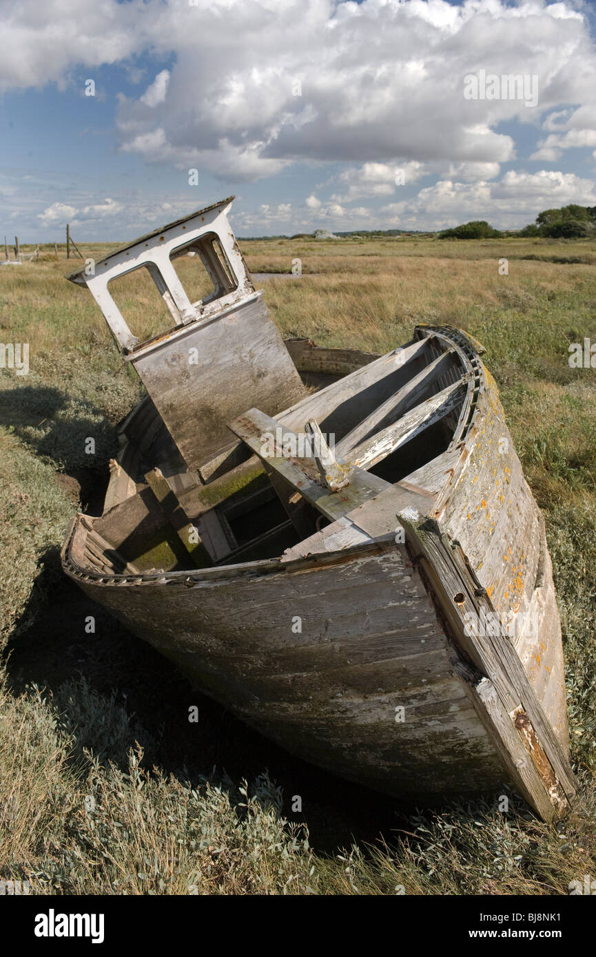 aufgegeben, faulenden Fischen Bootsrumpf an Dornweiler North Norfolk in england Stockfoto