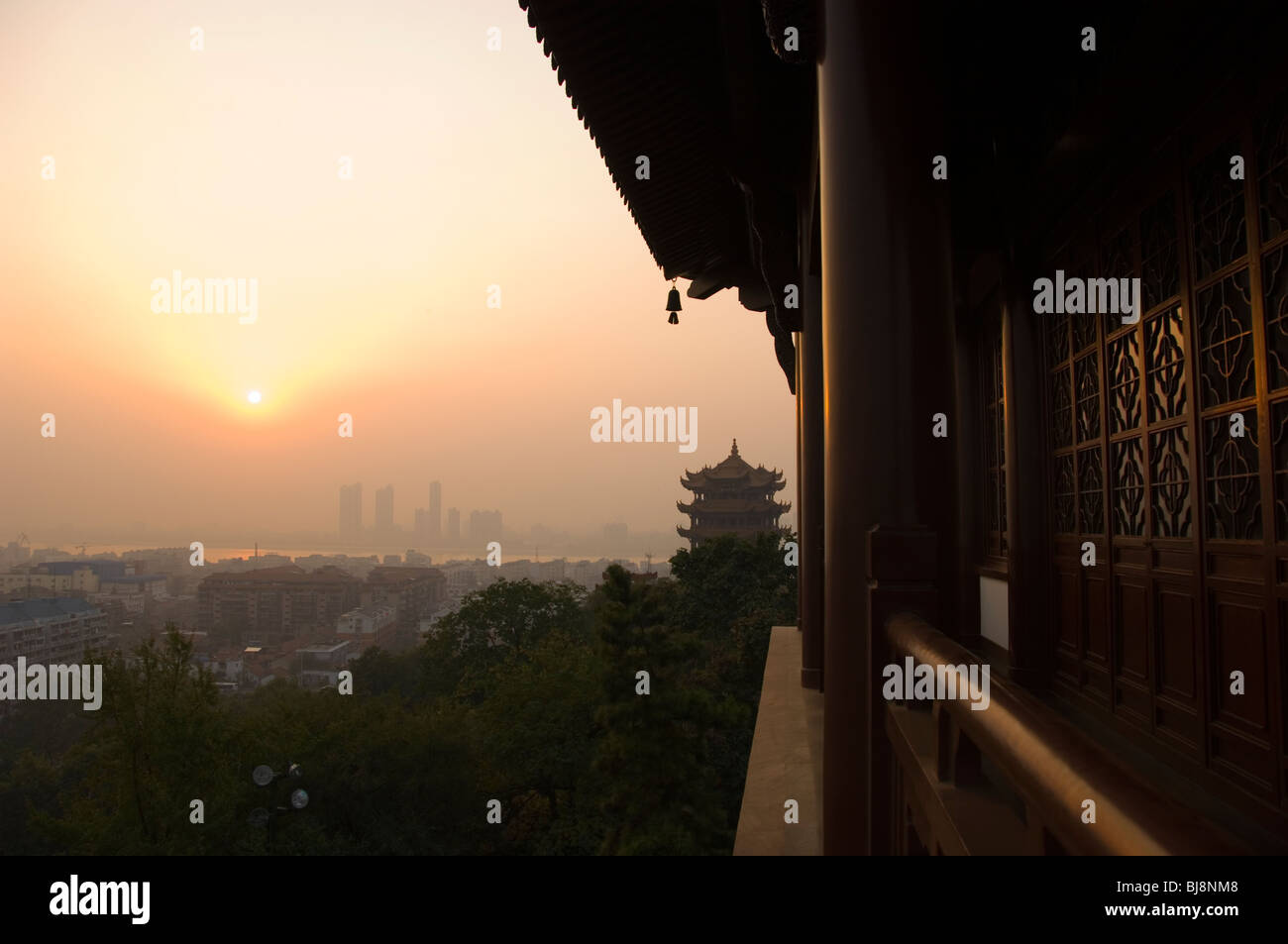 Sonnenuntergang über dem gelben Kran Turm. Wuhan, Provinz Hubei, China. Stockfoto