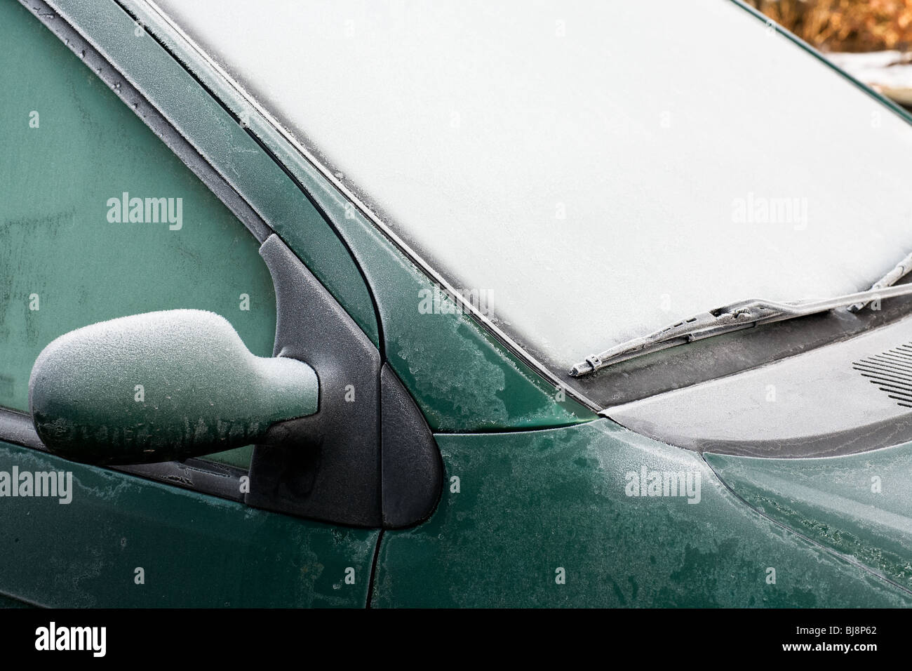 Frost und Eis auf einem Autofenster und Spiegel Stockfoto