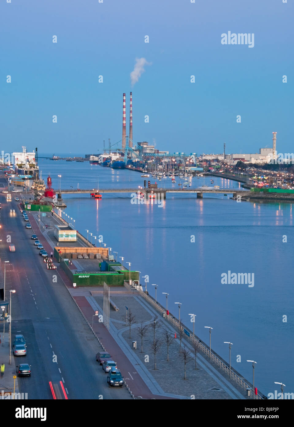 Abends Blick auf Dublin Port mit verschiedenen Schiffe angedockt an den Terminals. Stockfoto