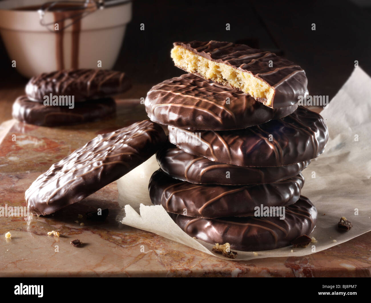 Stapel mit Schokolade überzogene Kekse Stockfoto