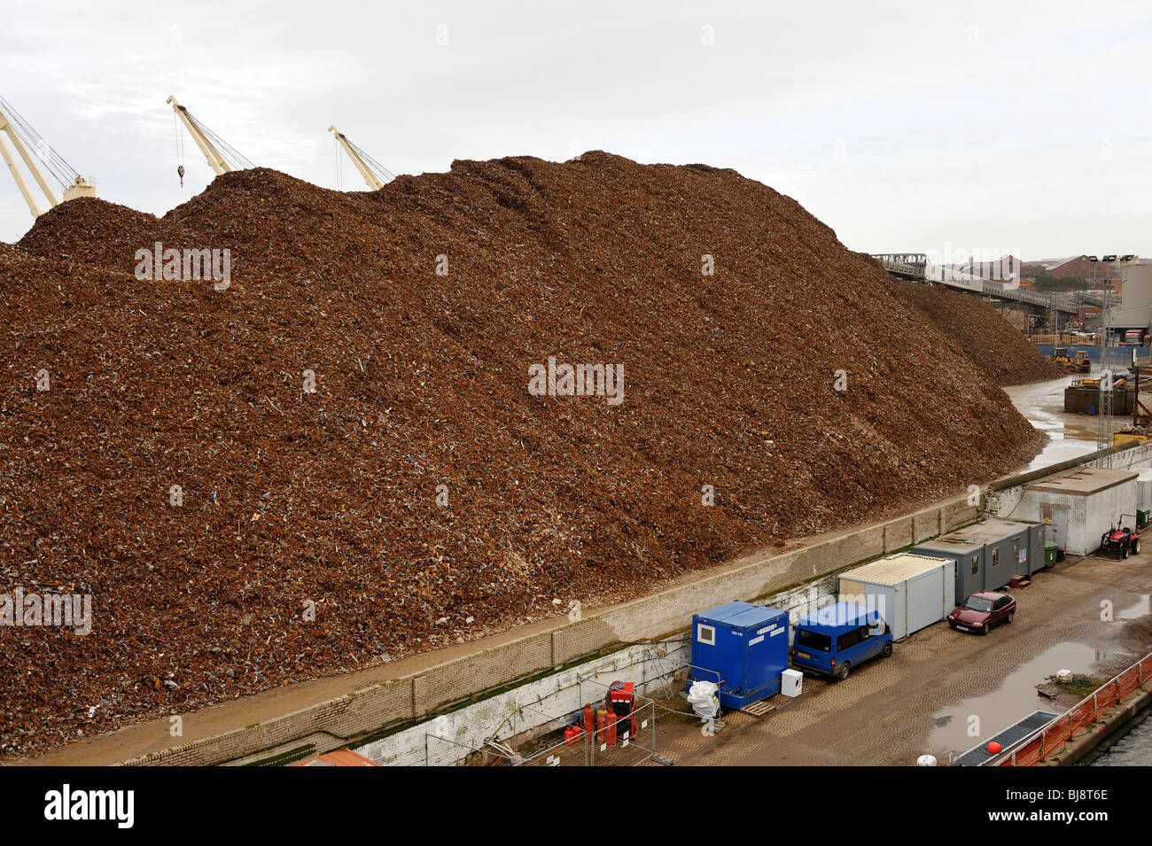 Riesiger Haufen von recyceltem Stahl erwartet Verladung auf Schiffe Stockfoto