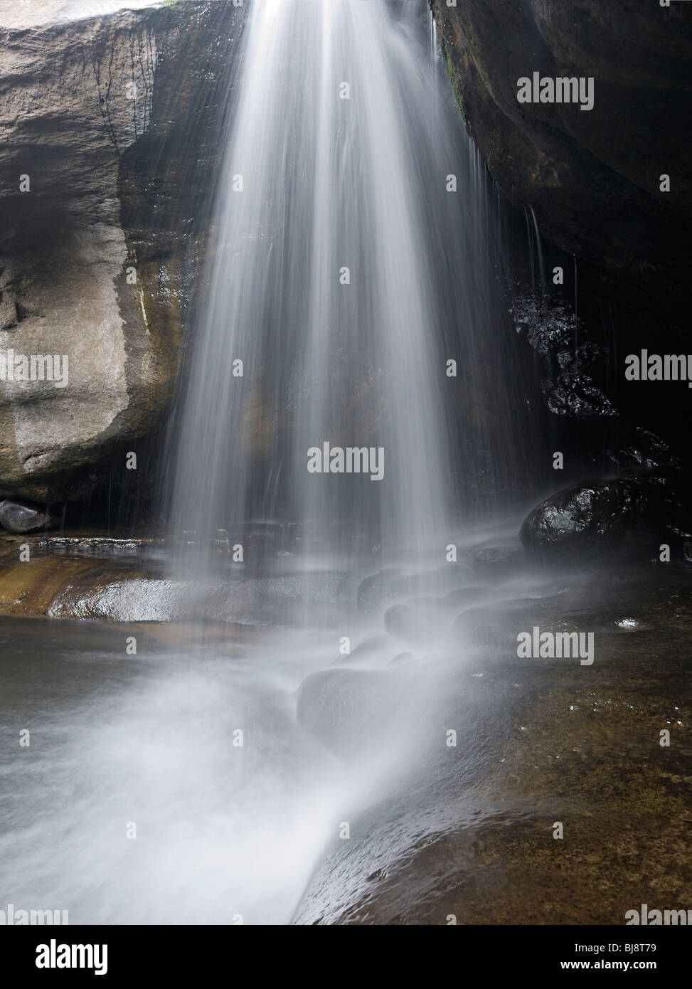 Verschwommene Wasserfall bei Kaskaden in der Royal Natal Drakensberge, Ukhahlamba Nationalpark Drakensberg Kwazulu-Natal, Südafrika Stockfoto