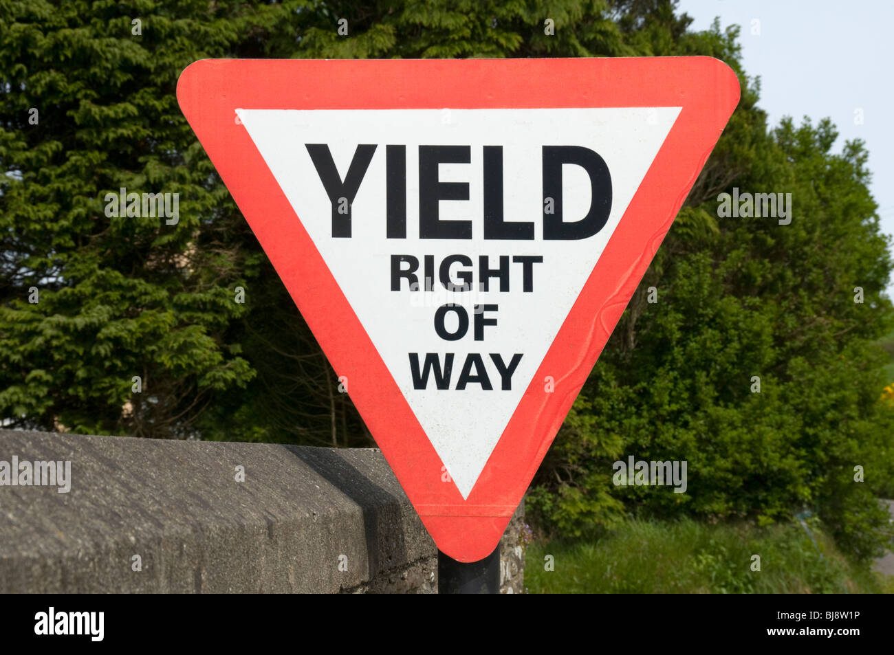 Fahren Sie auf der rechten Seite des Straßenschilds in der Grafschaft Cork, Irland Stockfoto