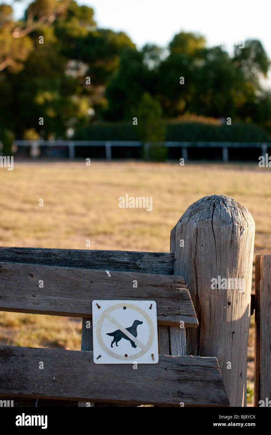 Keine Hunde erlaubt Zeichen auf einem Hof. Stockfoto