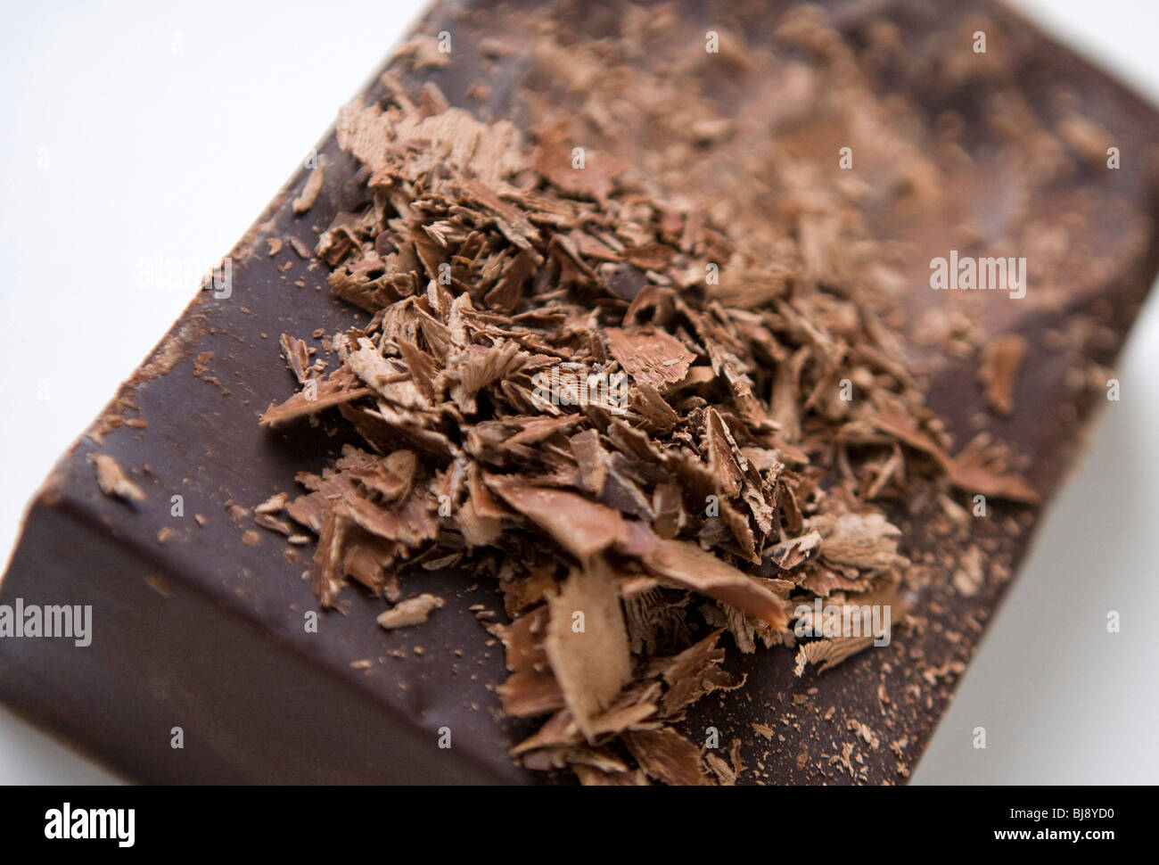 Ein Block von dunkler Schokolade und dunkle Schokolade Späne. Stockfoto