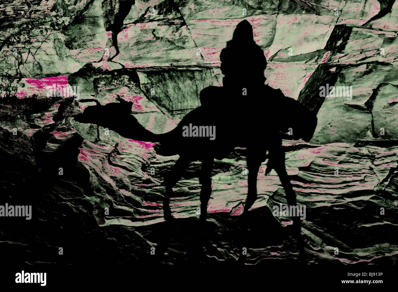 Eine künstlerische Interpretation von Kamel und Reiter als Silhouetten Stockfoto